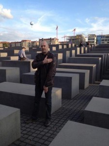 Soral qui fait une "quenelle" au mémorial de la Shoah à Berlin